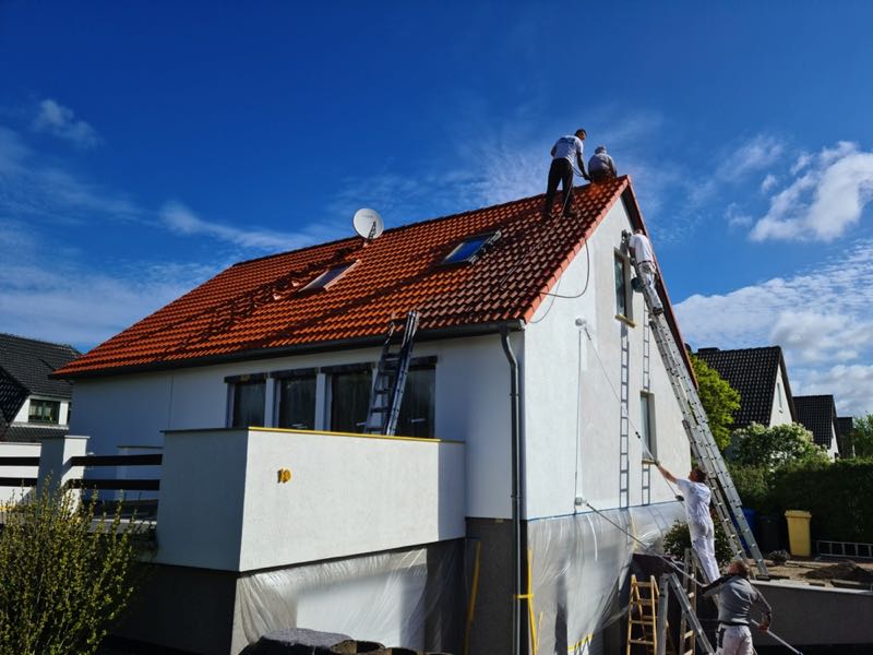Unser motiviertes Team aus Rostock reinigt und beschichtet Ihr Dach